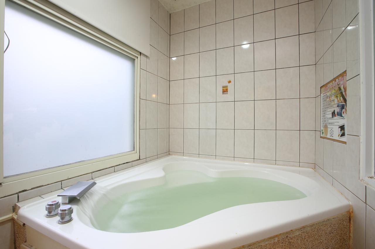 Cyuan Tang Hot Spring Hotel Jiaoxi Exteriör bild